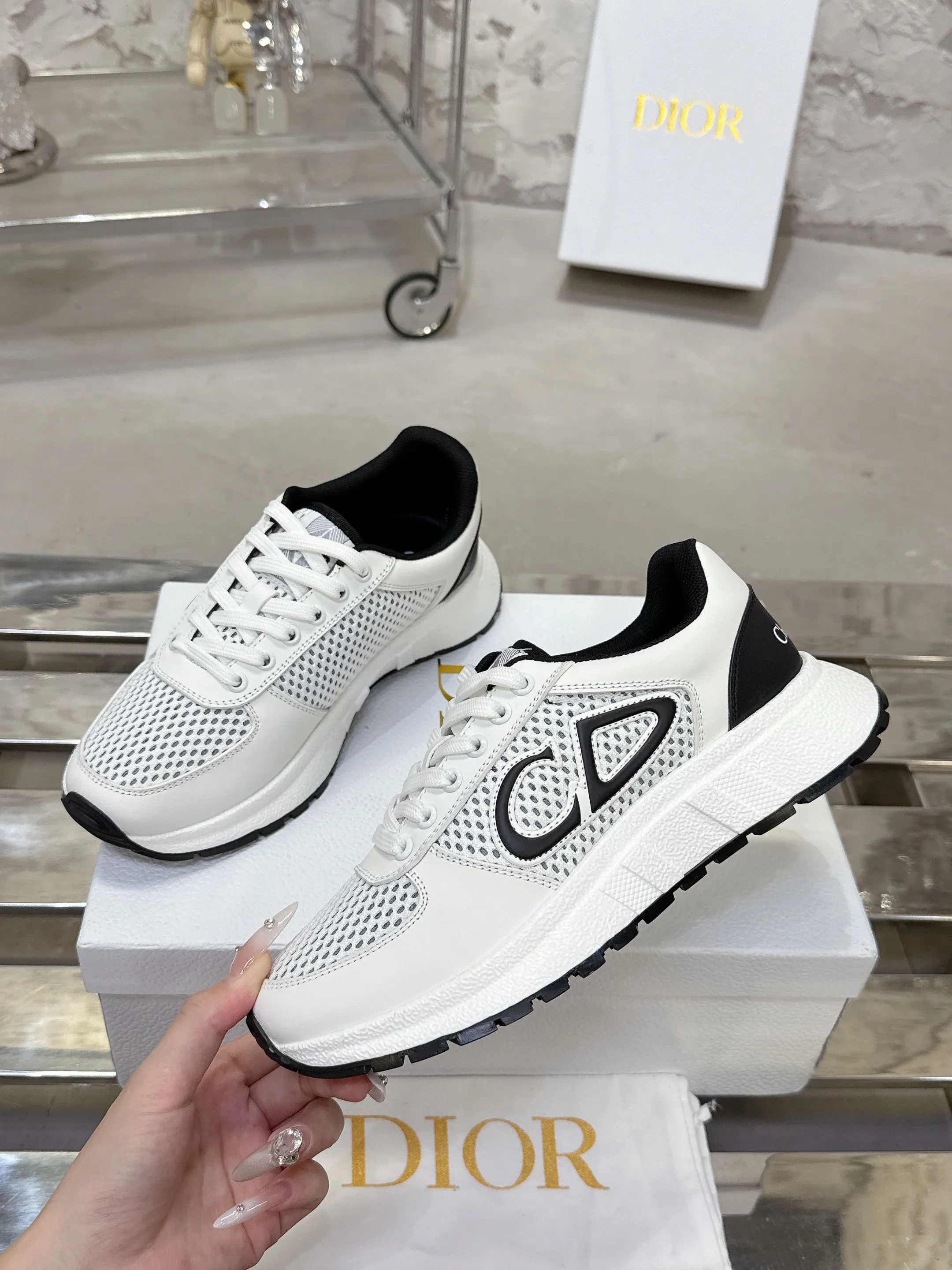 Factory price 680💰 Top version! ! ! Dior Dior's latest Run'n'Dior series, couple's thick-soled casual sneakers, originally purchased, developed and manufactured. This Run'n'Dior reinterprets sports style with an elegant and fashionable shape. The upper is crafted from white mesh fabric and features the Christian Dior Paris signature on the laces and heel. The exquisite two-color sole is light and soft, which can add a high-end temperament to all kinds of casual looks. Exquisite packaging at the delivery counter 🛍📦 ▪️Fabric: Original customized imported first-layer cowhide ▪️Inner lining: Imported original lining ▪️Sole: Original molded non-slip TPU material ▪️Size: Women's 35-41 / Men's 39-46 (Female 40 41 / Men's 38.45.46 customized)